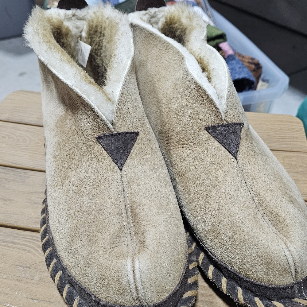 Cozy Tan Suede Cabela's Slippers with Fur Lining